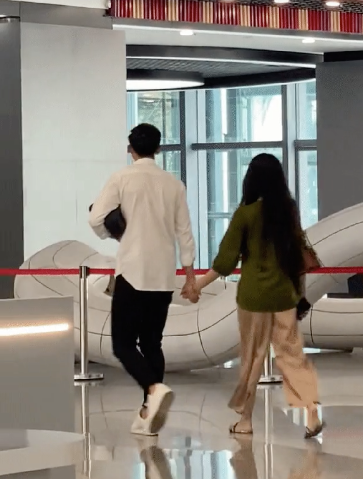 Mới đây, trên MXH xuất hiện đoạn clip do team qua đường ghi lại cảnh Đoàn Văn Hậu nắm tay bạn gái Doãn Hải My, cùng sánh bước bên nhau.