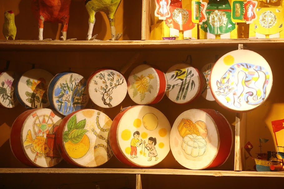 Du khách đến đây cũng được check in con đường đèn lung linh sắc màu trong không gian kiến trúc chỉ có ở Hoàng thành Thăng Long.