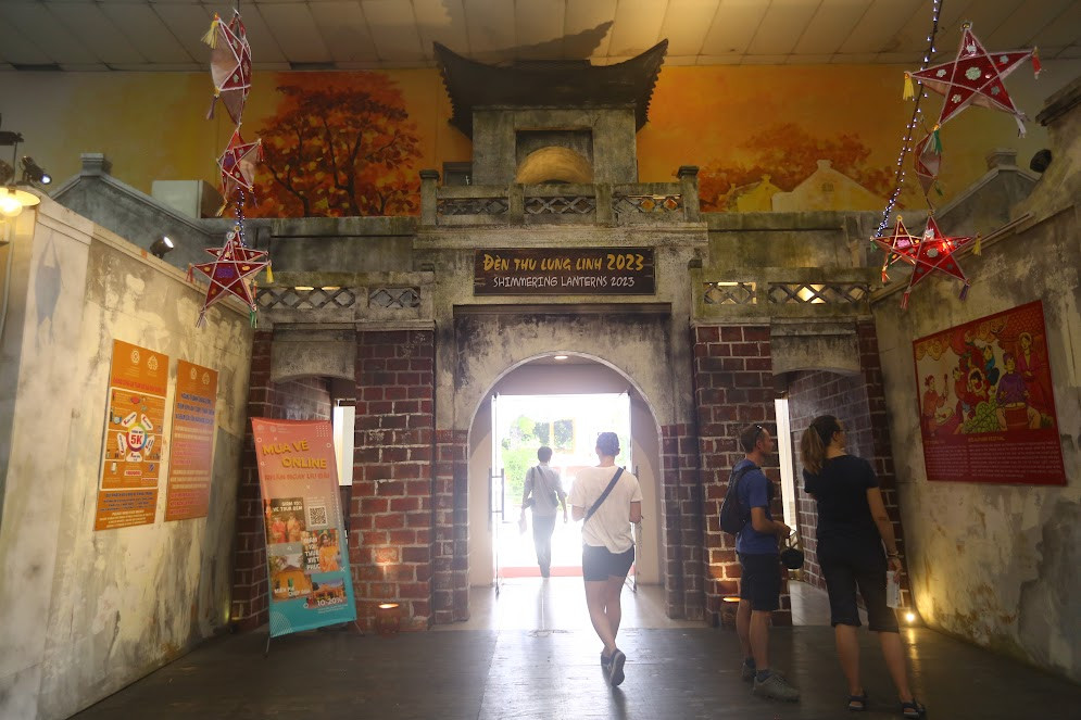 Chương trình "Vui Tết Trung thu'" tại Hoàng thành Thăng Long (Hà Nội) diễn ra từ ngày 19-24/9/2023 đang thu hút nhiều khách du lịch trong và ngoài nước, đặc biệt là các bạn trẻ muốn tìm về những giá trị văn hóa truyền thống của dân tộc.