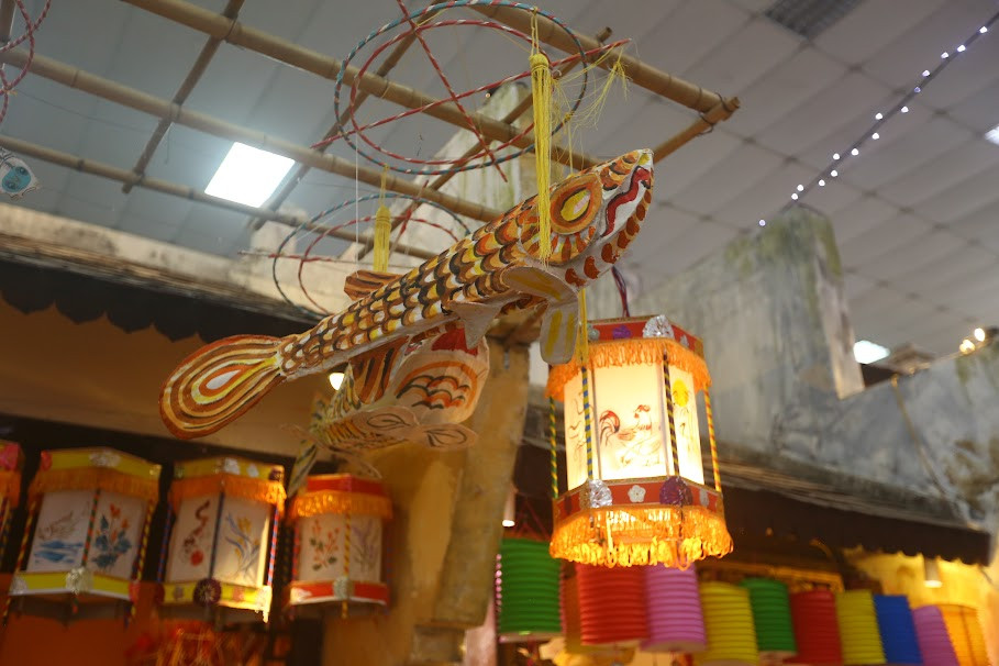 Khác với phố Hàng Mã, tại Hoàng thành Thăng Long chủ yếu chỉ trưng bày các mẫu đồ chơi, mẫu đèn Trung thu truyền thống, có thể nói là chúng gần như bị thất truyền.