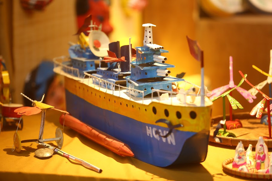 Các gian hàng đồ chơi Trung thu được trưng bày dưới hình thức là các gian hàng trên phố cổ xưa.