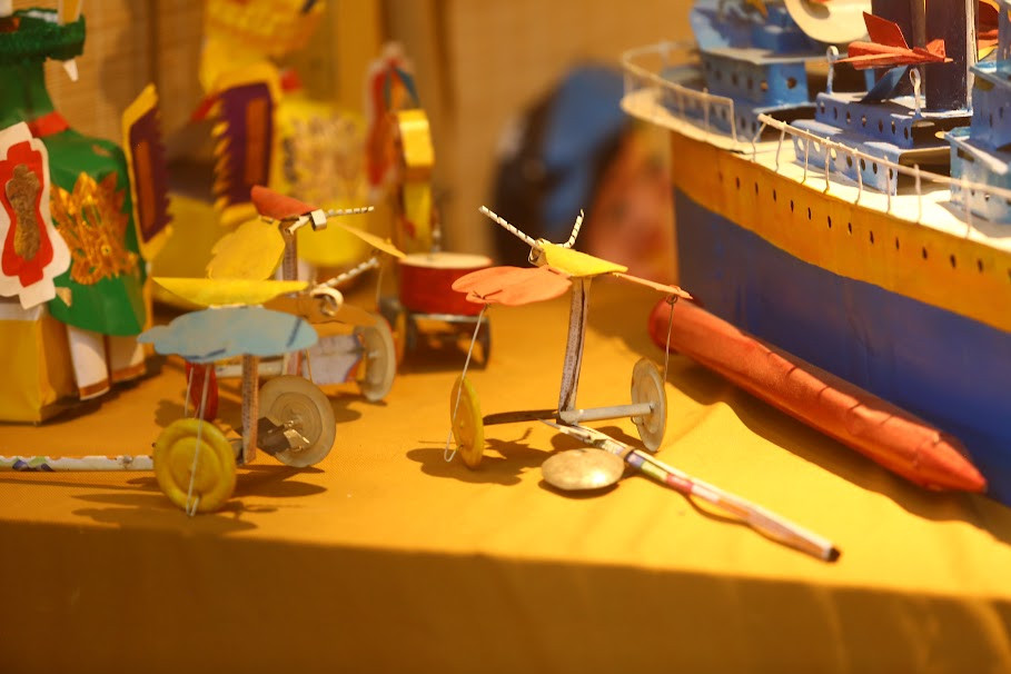 Đến tham quan khu trưng bày, các bạn trẻ sẽ hiểu biết thêm về những loại đồ chơi xưa, trân trọng văn hóa của dân tộc. Đối với các bậc ông bà, cha mẹ, đó cũng là dịp được hồi ức trở về tuổi thơ của chính mình.