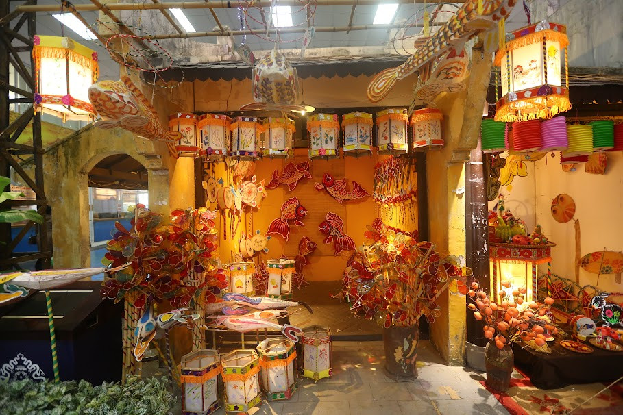 Bên cạnh đó vẫn là các gian hàng bày đồ chơi Trung thu truyền thống như: Ông tiến sĩ giấy, ông đánh gậy trông trăng, mặt nạ giấy bồi, đầu sư tử, trống ếch, trống bỏi, tàu thủy sắt tây, thỏ đánh trống, tò he, thiên nga nhồi bông...