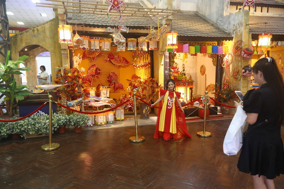 Không gian trưng bày các loại đèn trung thu cổ truyền tại Hoàng thành Thăng Long.