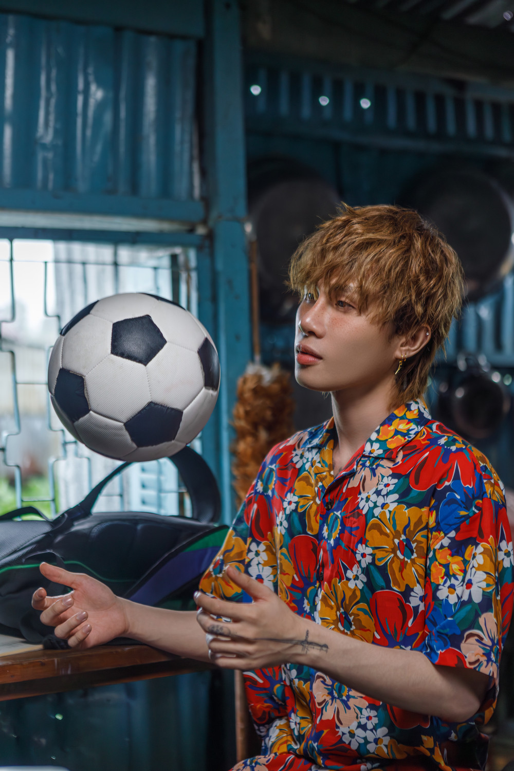 Sau khi MV ra mắt, trên MXH xuất hiện không ít ý kiến trái chiều, nhiều bình luận cũng cho rằng, Jack thực ra đi cùng đoàn với một doanh nhân tên Phạm Ngọc Quốc Cường (người có mối quan hệ với giới cầu thủ), sau đó vào gặp gỡ và quay phim như những người hâm mộ đơn thuần. Phía Messi không hề biết những bức ảnh và thước phim cùng Jack sẽ được dùng để dựng lên MV.