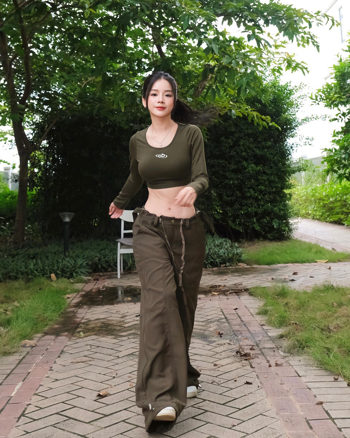 DJ Mie khá chăm chỉ làm mới bản thân bằng việc thay đổi nhiều màu tóc khác nhau và biến hóa đa dạng phong cách thời trang.