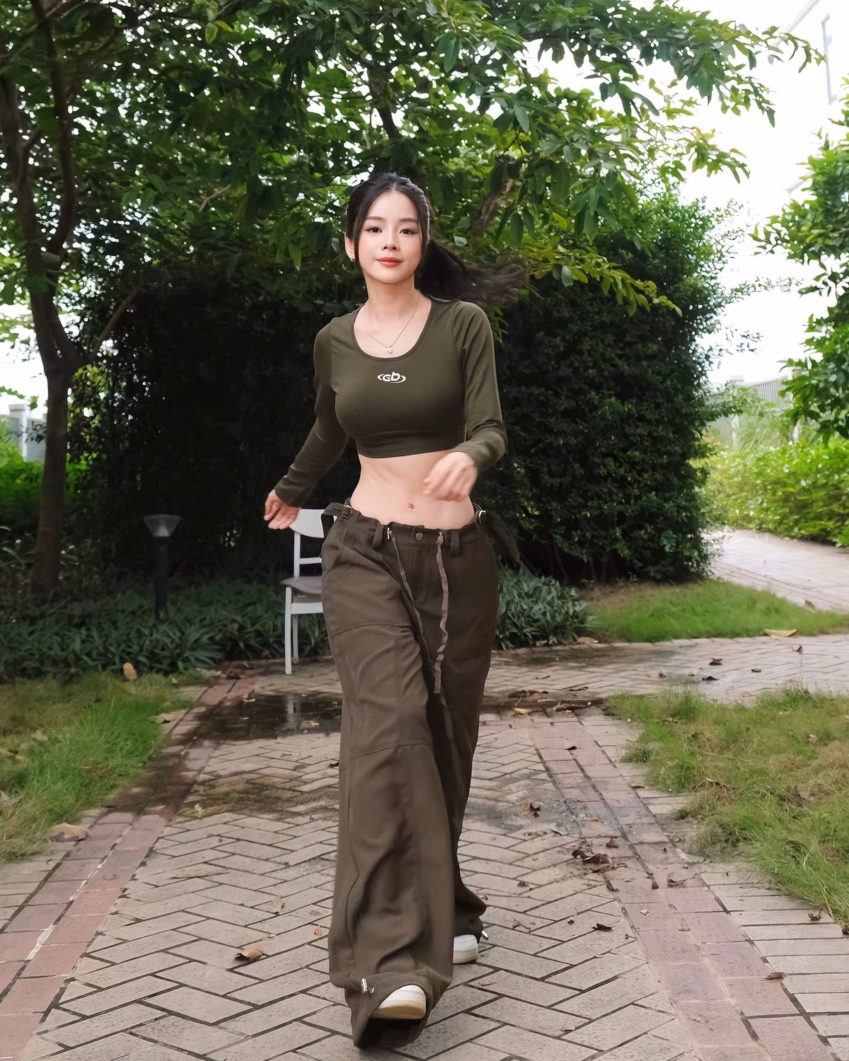 DJ Mie khá chăm chỉ làm mới bản thân bằng việc thay đổi nhiều màu tóc khác nhau và biến hóa đa dạng phong cách thời trang.