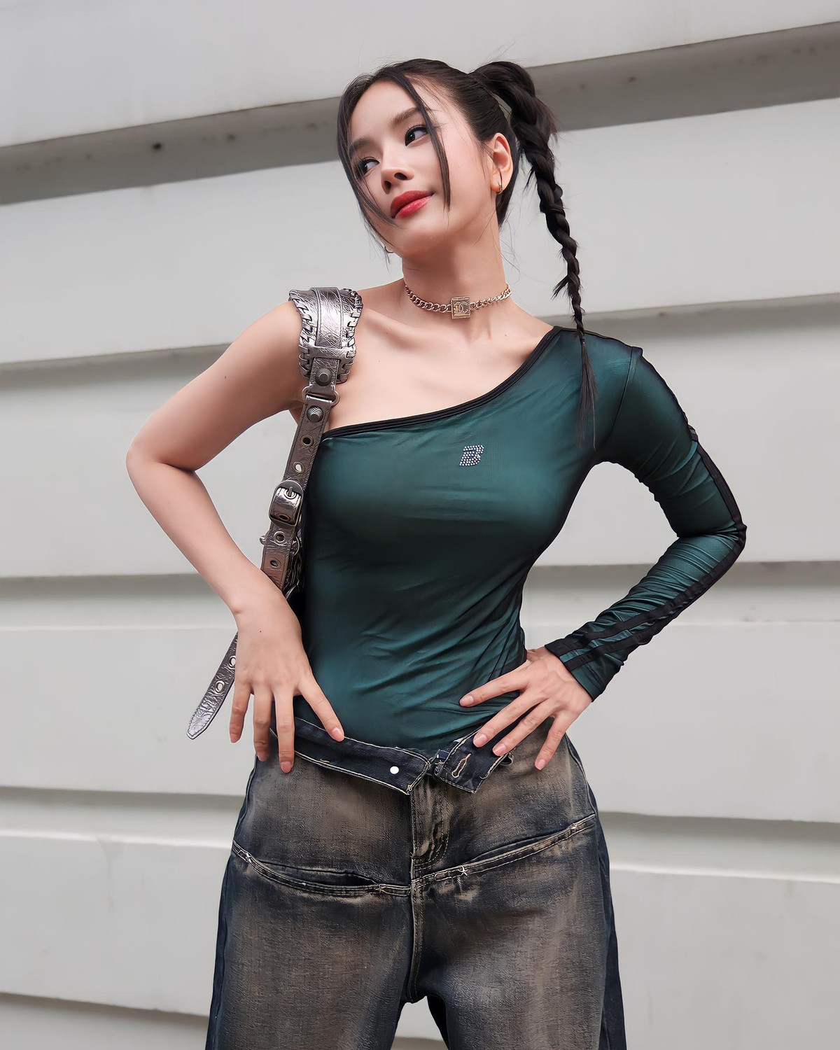 Dù không phải lần đầu khoe dáng, DJ Mie vẫn ghi điểm trong mắt người hâm mộ bởi làn da trắng sáng.