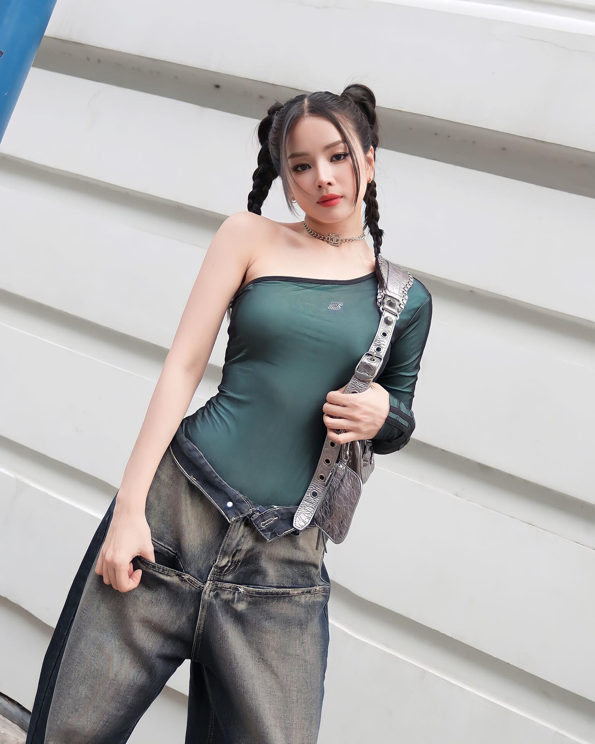 Với thân hình mảnh mai, cô nàng không ngại diện những trang phục gợi cảm, bó sát cơ thể.