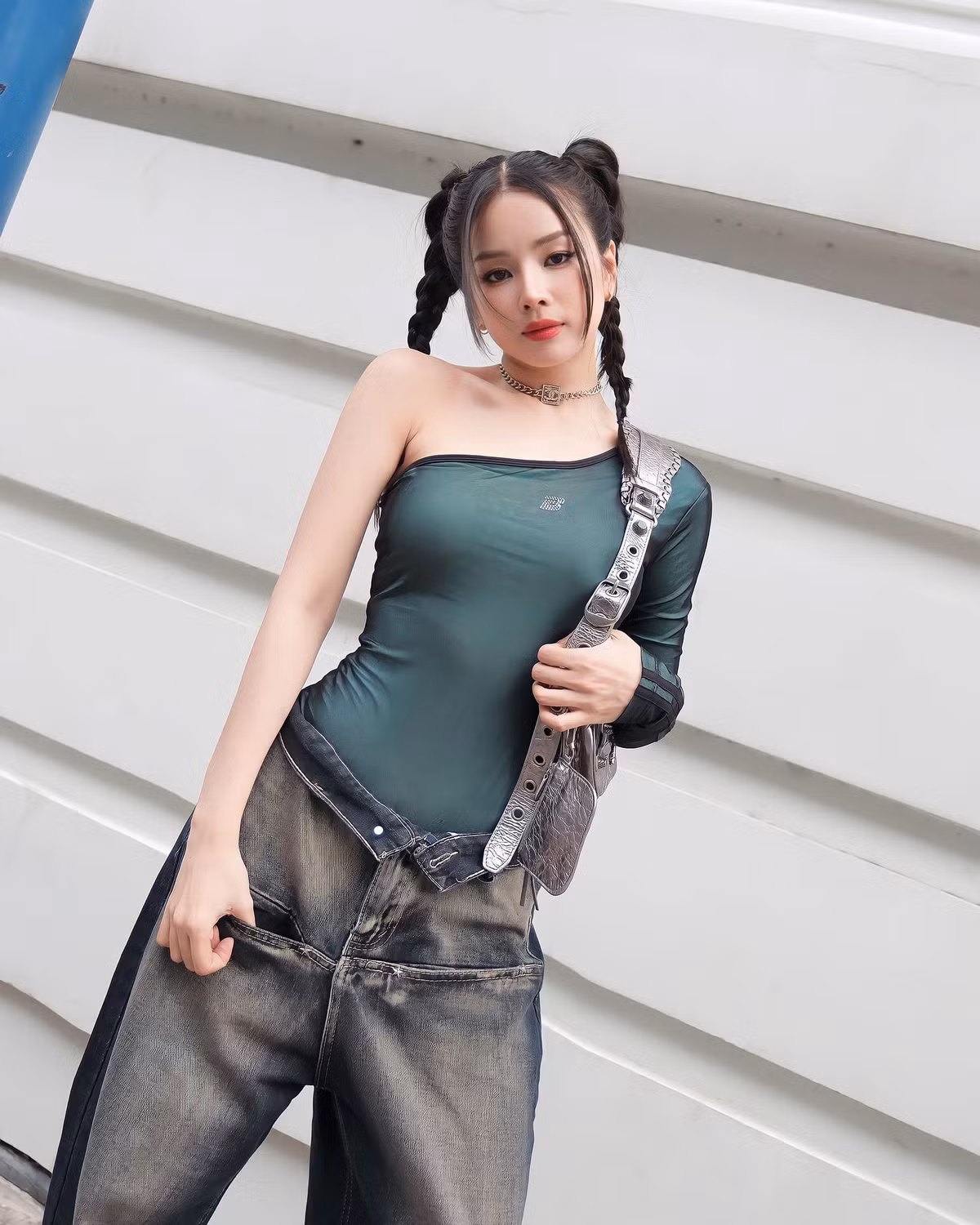 Với thân hình mảnh mai, cô nàng không ngại diện những trang phục gợi cảm, bó sát cơ thể.