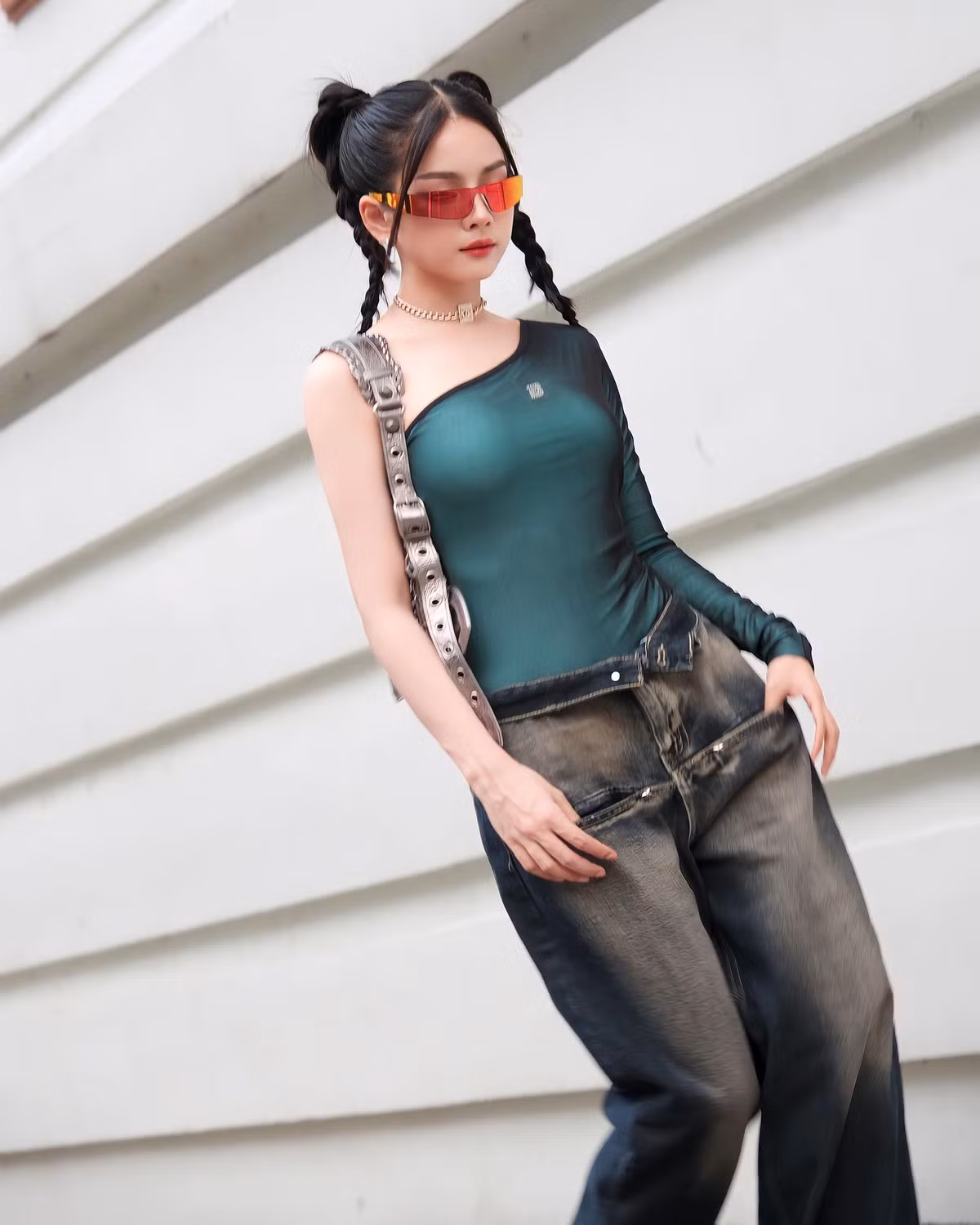 Khác với hình ảnh DJ Mie quyến rũ, gợi cảm trên sân khấu, cô nàng sinh năm 1995 ngoài đời trở về với hình ảnh trong sáng, đáng yêu khi trang điểm nhẹ nhàng, diện trang phục đơn giản.