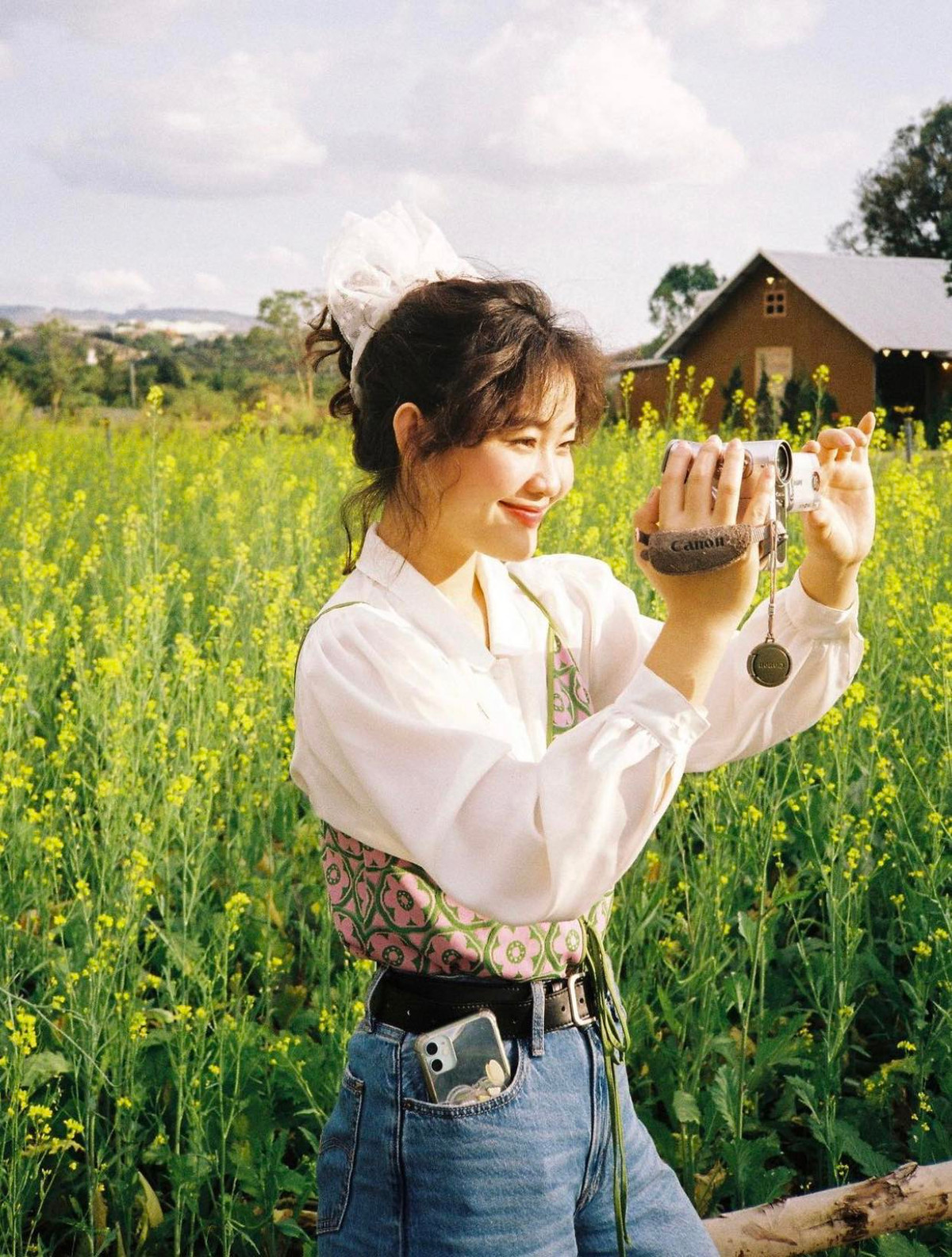 Bách Liên sinh năm 1997. Cô là cựu sinh viên trường Cao đẳng Sư phạm Nha Trang.