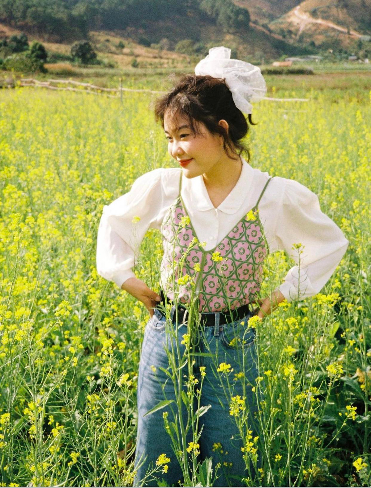 Ngoại hình xinh đẹp cùng cách phối đồ, chụp ảnh đậm chất Hong Kong những thập niên 80-90 của hot girl 9x nhận nhiều lời khen ngợi.