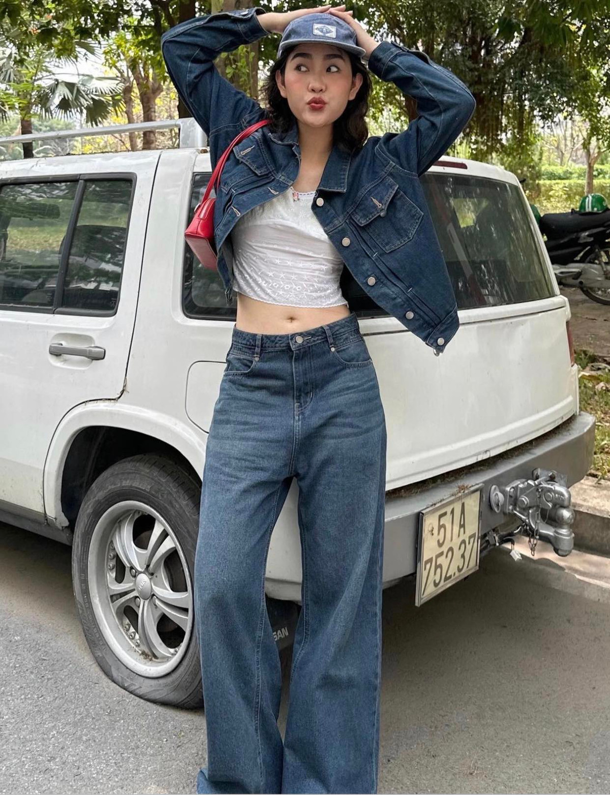 Không chỉ sở hữu chiều cao 1m65 và gu ăn mặc cực bắt mắt, Bách Liên còn có gương mặt sắc nét, mũi cao và nụ cười rạng rỡ.