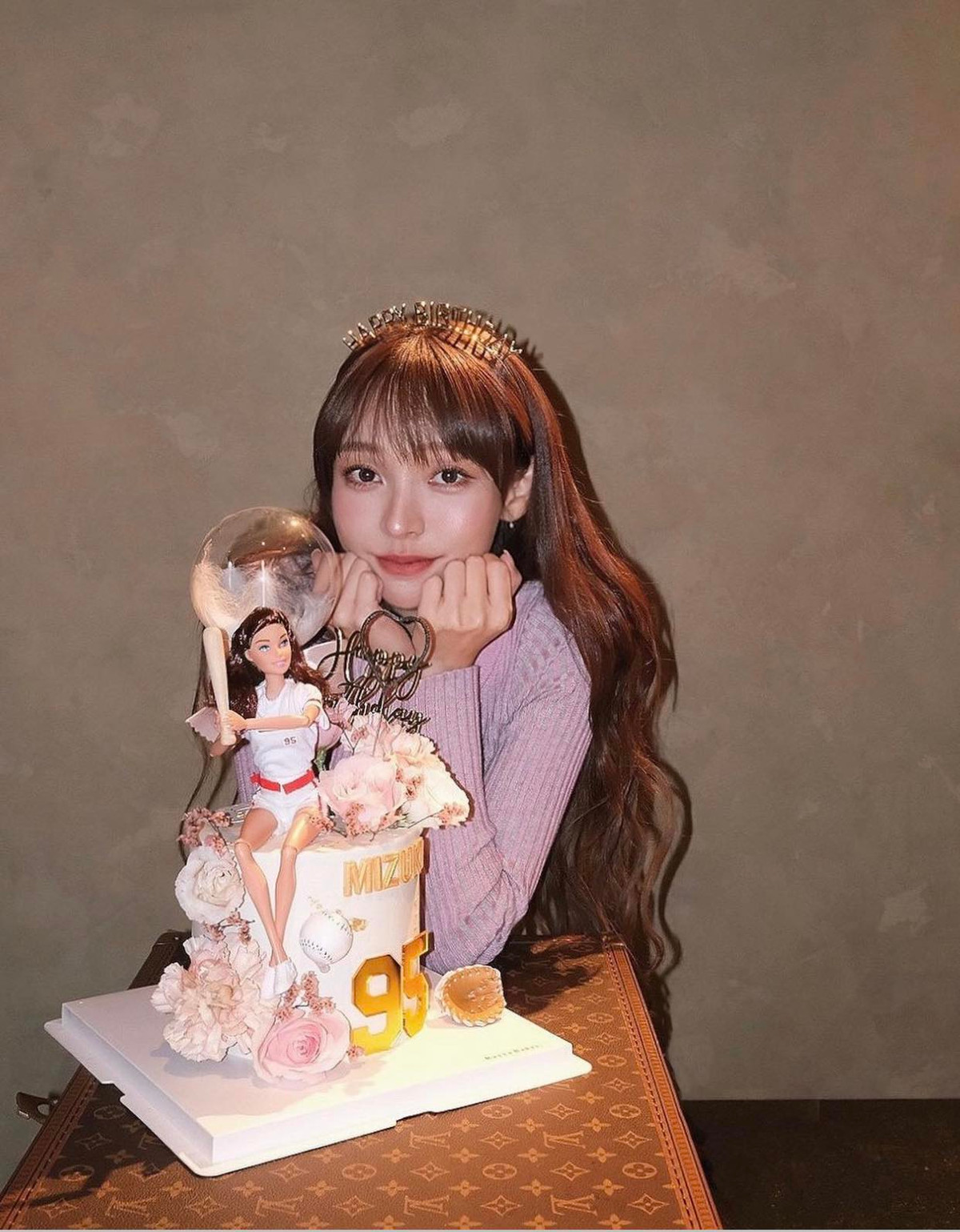 Người đẹp sinh năm 1995 xinh đẹp, nụ cười rạng rỡ và tươi tắn.