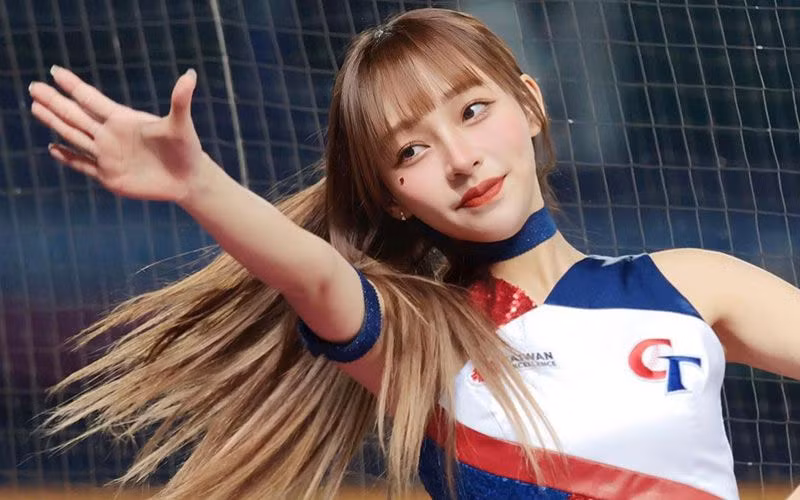 Xuất hiện trước những trận bóng chày, hot girl Mizuki hút hết mọi ánh nhìn.