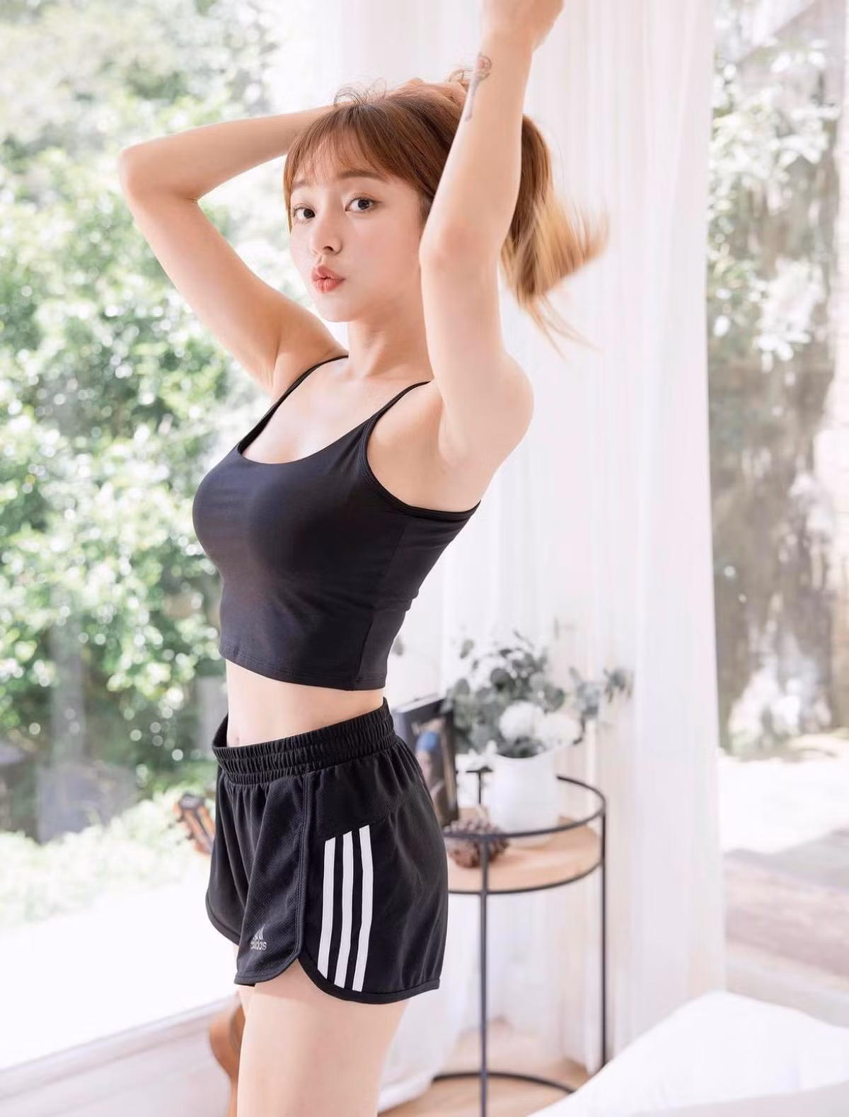 Cô chăm chút kỹ vẻ ngoài, từ mái tóc, làn da, răng và cả hình thể kỹ lưỡng từ nhiều năm qua.