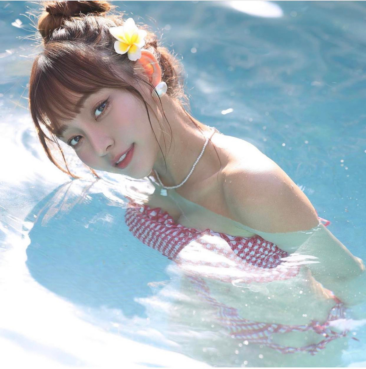 Mizuki có một làn da trắng mịn màng và không tì vết.