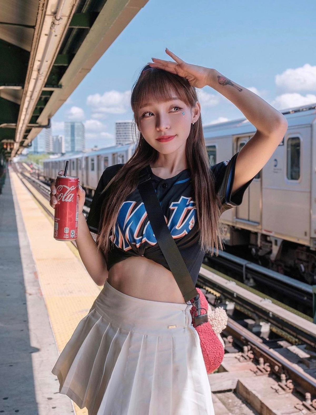 Cô ngày càng xinh đẹp, tươi trẻ hơn nhờ có được một nhan sắc lay động lòng người.