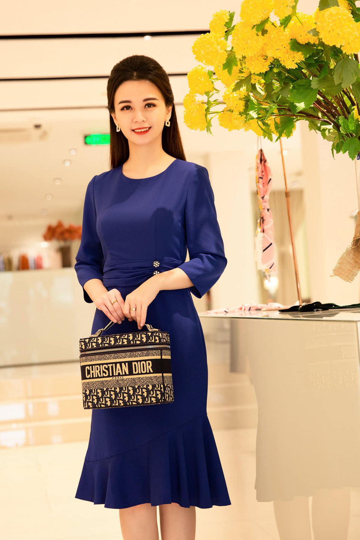 Dù là mẹ của 4 người con nhưng mỗi khi lên hình, MC thời tiết Hương Liên vẫn có một phong cách trẻ trung.