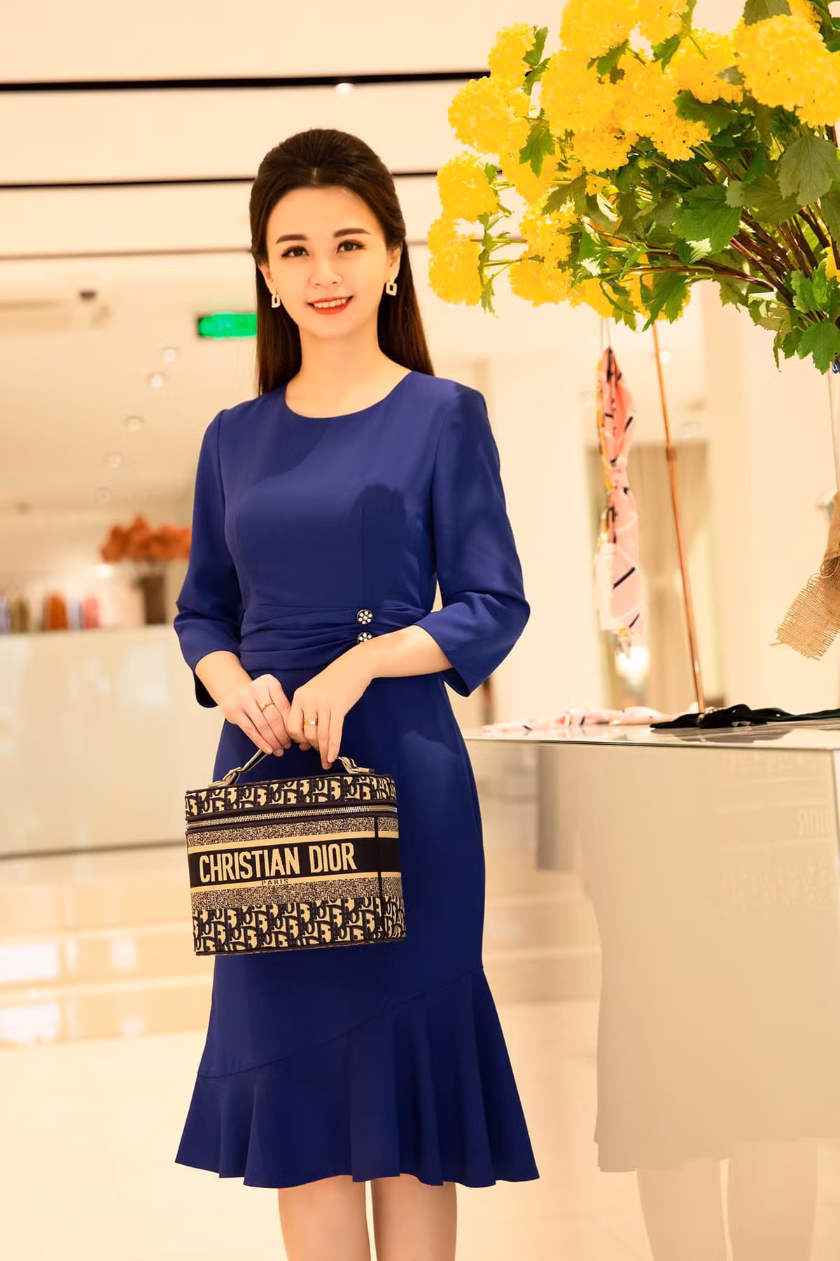 Dù là mẹ của 4 người con nhưng mỗi khi lên hình, MC thời tiết Hương Liên vẫn có một phong cách trẻ trung.