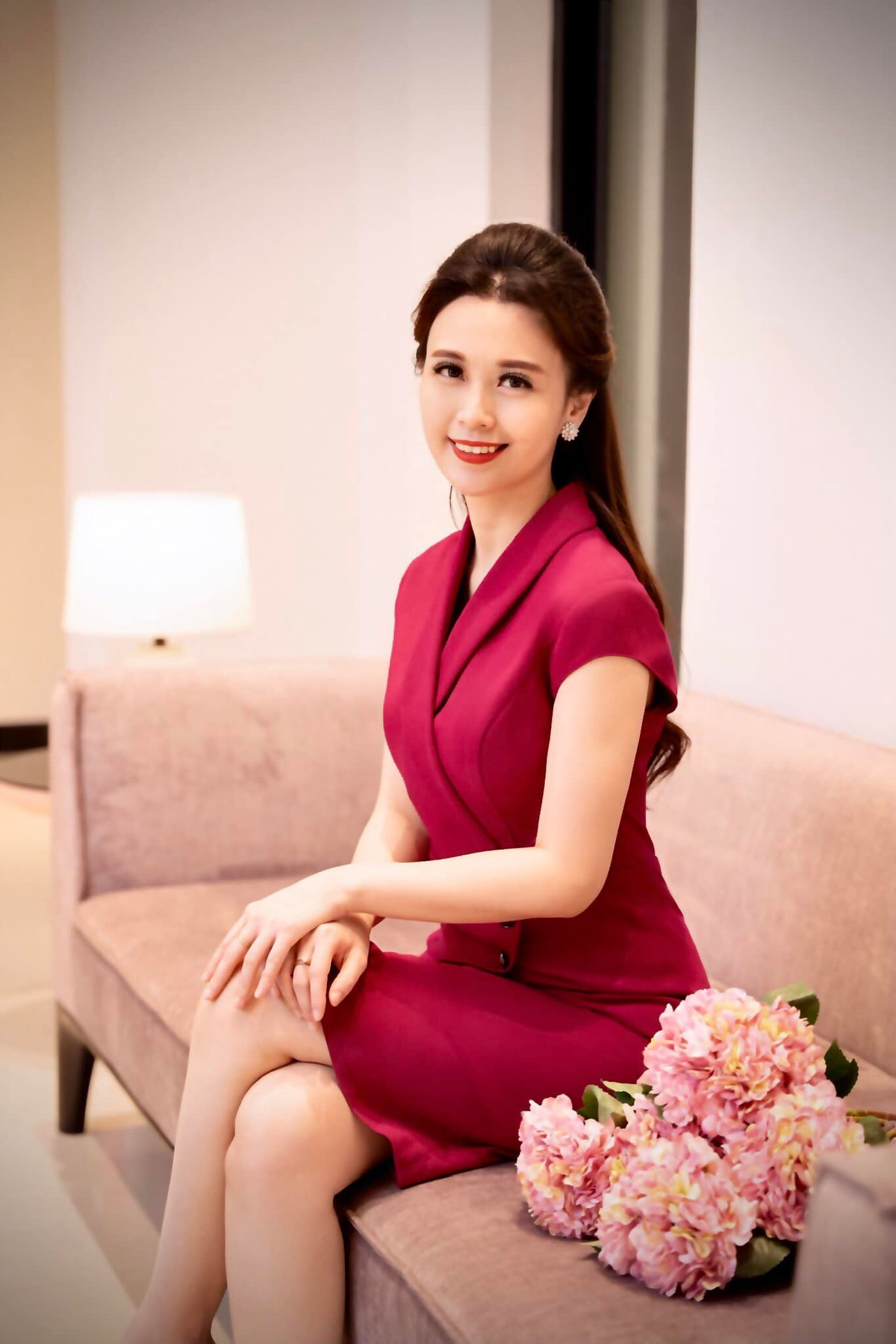 Dù tất bật như vậy nhưng “bà mẹ trẻ” của bản tin Thời tiết VTV lúc nào cũng toát lên vẻ xinh đẹp và trẻ hơn rất nhiều so với tuổi. Ảnh: FBNV