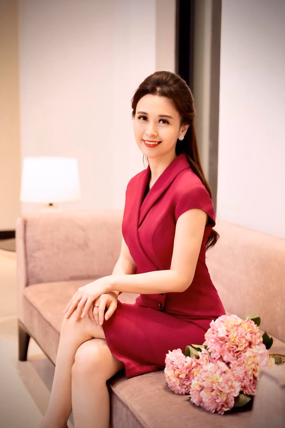 Dù tất bật như vậy nhưng “bà mẹ trẻ” của bản tin Thời tiết VTV lúc nào cũng toát lên vẻ xinh đẹp và trẻ hơn rất nhiều so với tuổi. Ảnh: FBNV