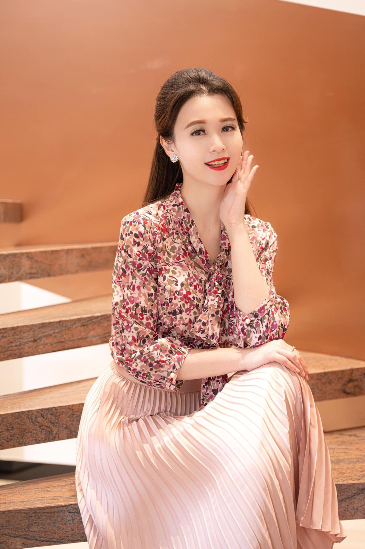 Nhờ phong cách dẫn nhẹ nhàng, điềm đạm, giọng nói chuẩn Hà Nội, nên BTV Hương Liên luôn chiếm được cảm tình của các khán giả.