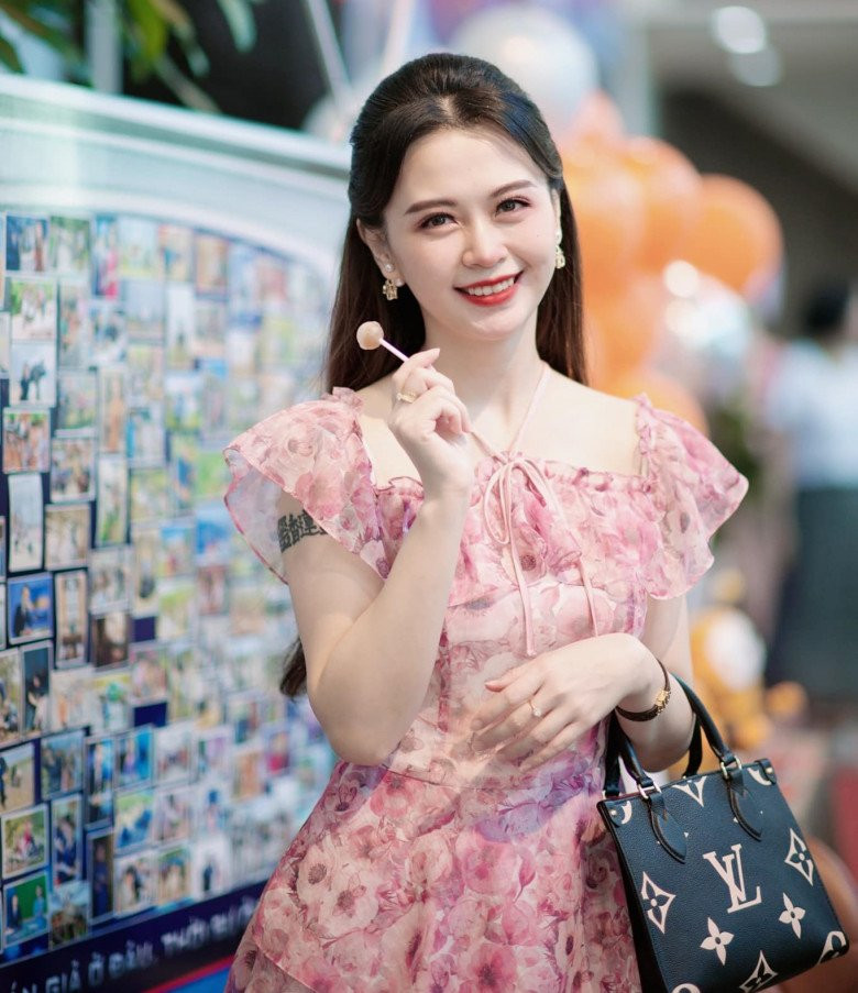 Khó ai có thể rời khỏi màn hình bởi những bộ trang phục Hương Liên chọn rất bắt mắt, hợp nội dung bản tin, tôn lên dáng người nhỏ nhắn "mình hạc xương mai" của nữ BTV VTV.