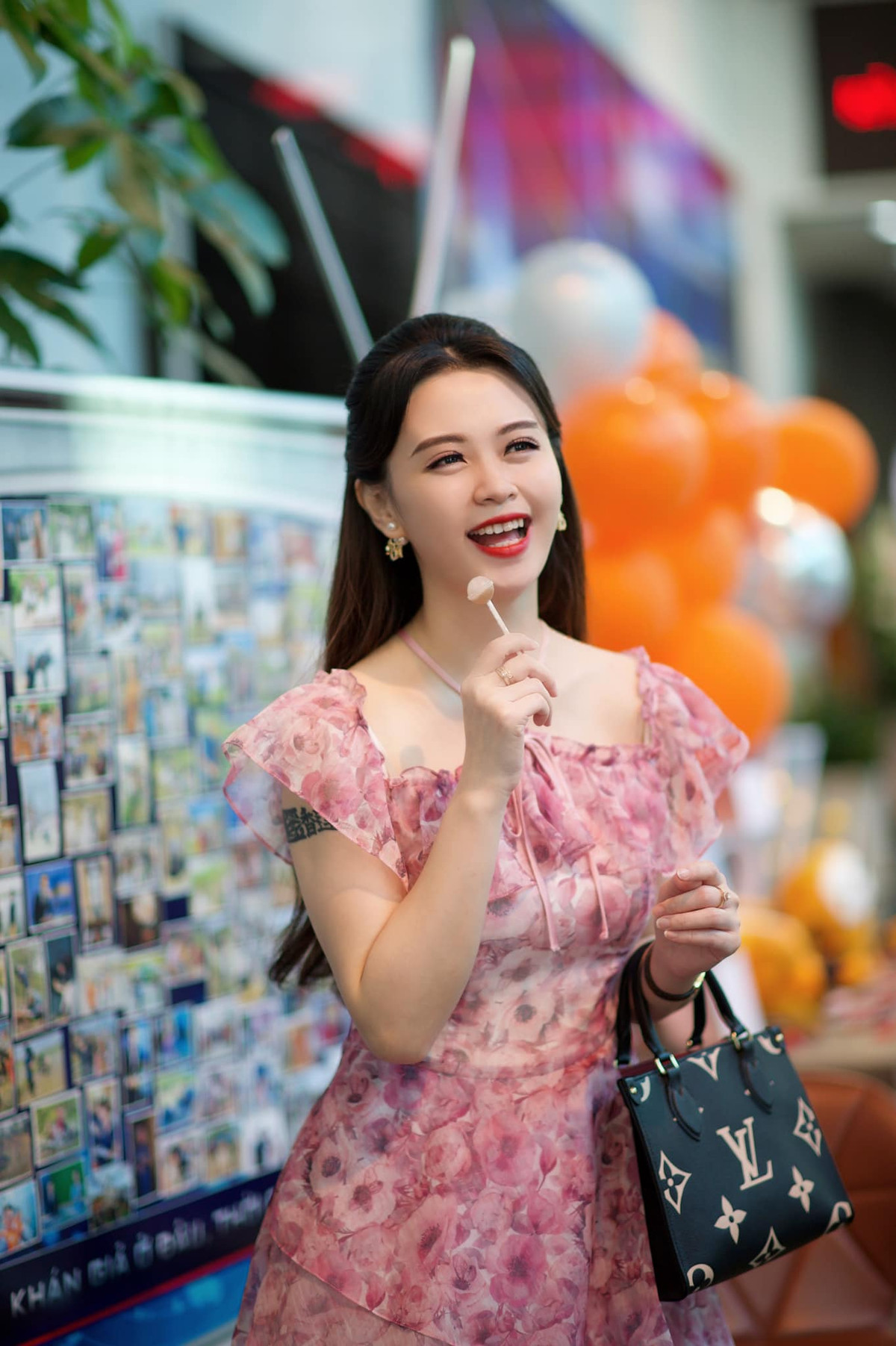 Tốt nghiệp trường Sân khấu Điện Ảnh, ngành Đạo diễn nhưng cô lại bén duyên với công việc biên tập và dẫn các bản tin dự báo thời tiết trên truyền hình.