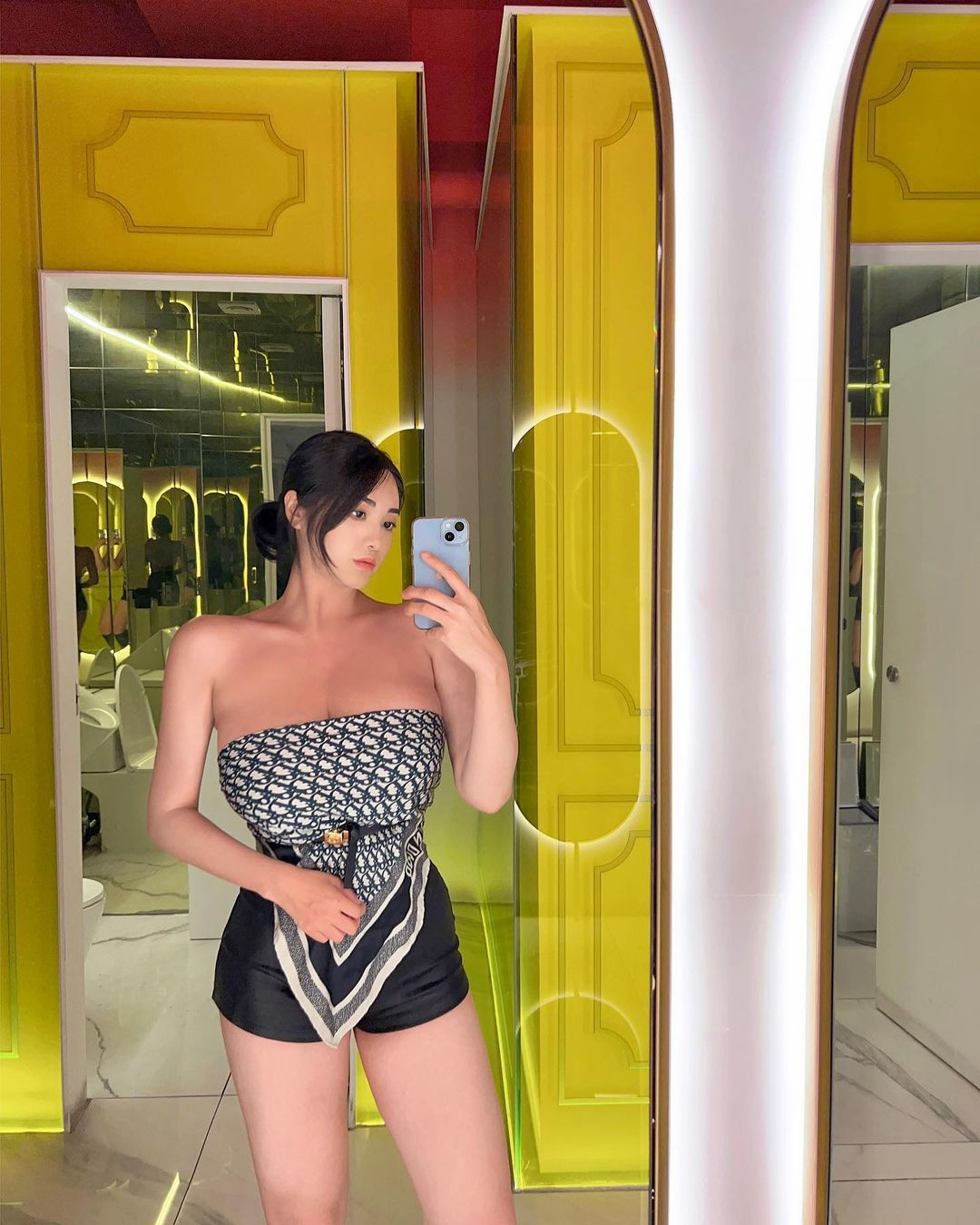 Đặc biệt vòng 1 "khủng" của cô nàng là điểm gây chú ý nhất mỗi lần xuất hiện.