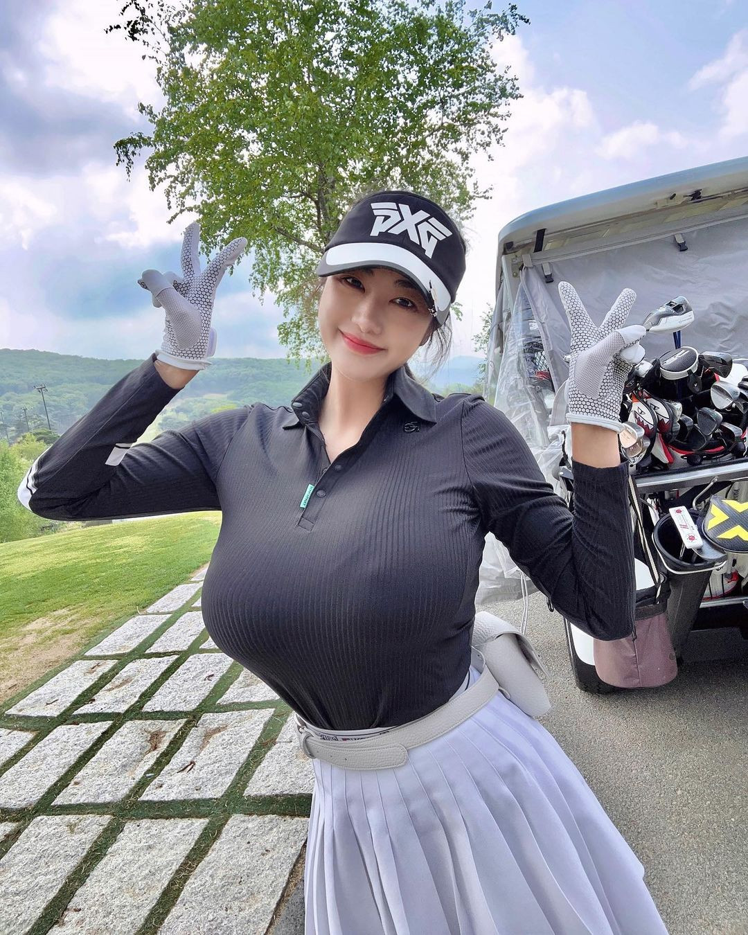 Cô theo đuổi phong cách thời trang nữ tính, gợi cảm và quyến rũ.