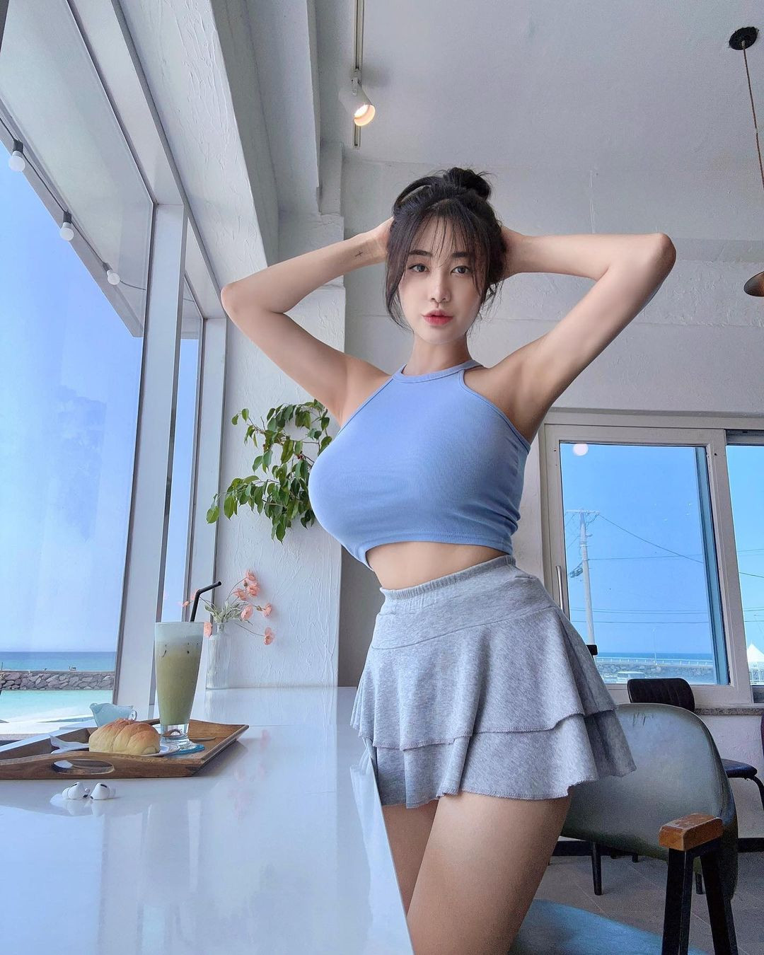 Cô nhận được gần 1 triệu lượt theo dõi trên hai nền tảng mạng xã hội Instagram và Facebook.