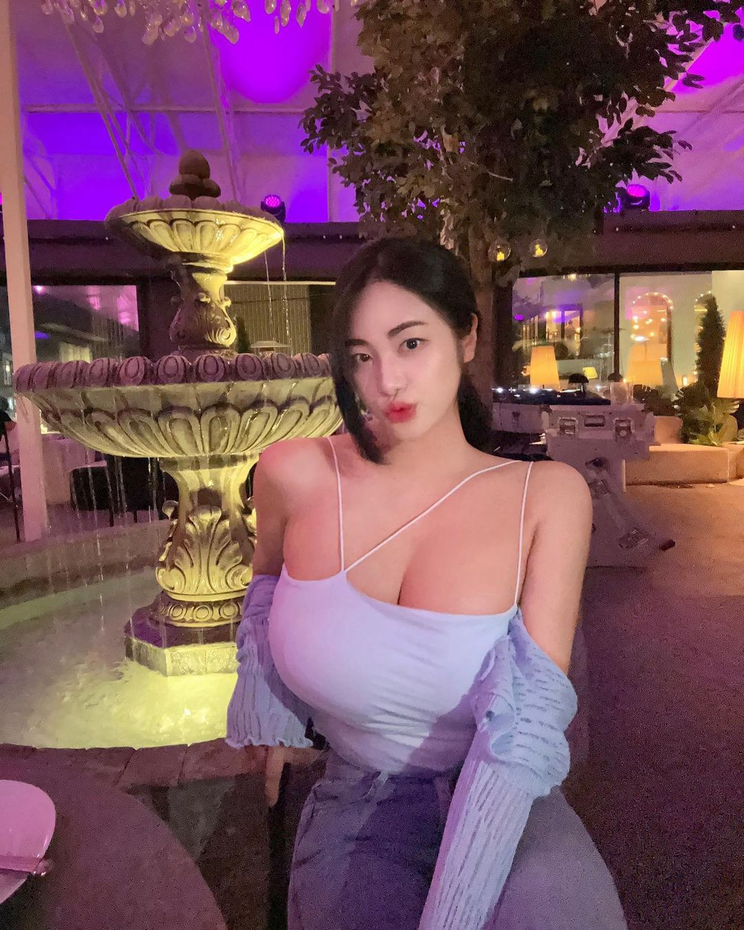 Hot girl nội y này gây chú ý với những shoot ảnh gợi cảm, nóng bỏng cùng đồ tắm, bikini kiệm vải.