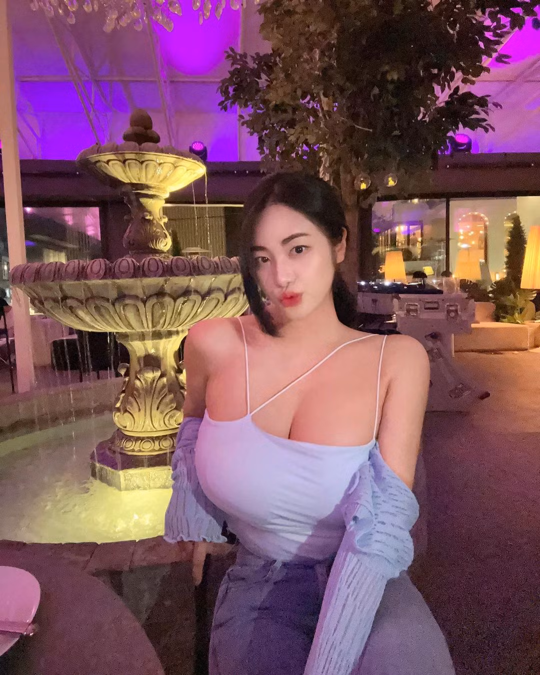 Hot girl nội y này gây chú ý với những shoot ảnh gợi cảm, nóng bỏng cùng đồ tắm, bikini kiệm vải.