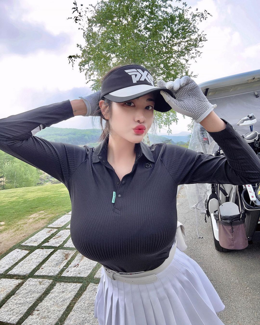 Trên trang cá nhân, cô thường xuyên có những hình ảnh check-in ở nhiều địa điểm sang chảnh.