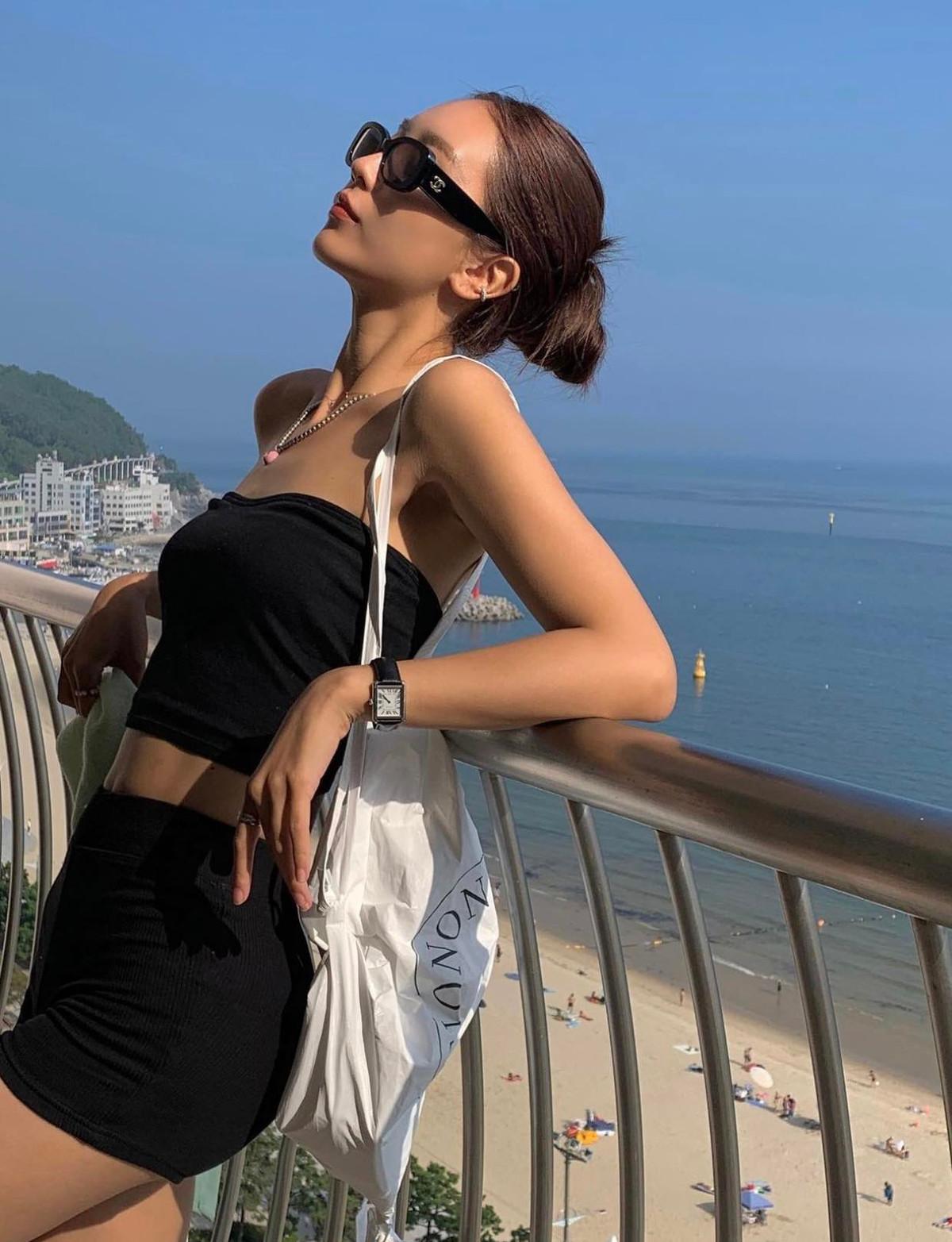 Trên trang cá nhân, cô nàng xinh đẹp nhanh chóng thu về hàng chục ngàn lượt tương tác nhờ những set đồ đơn giản nhưng lại tôn dáng hiệu quả.