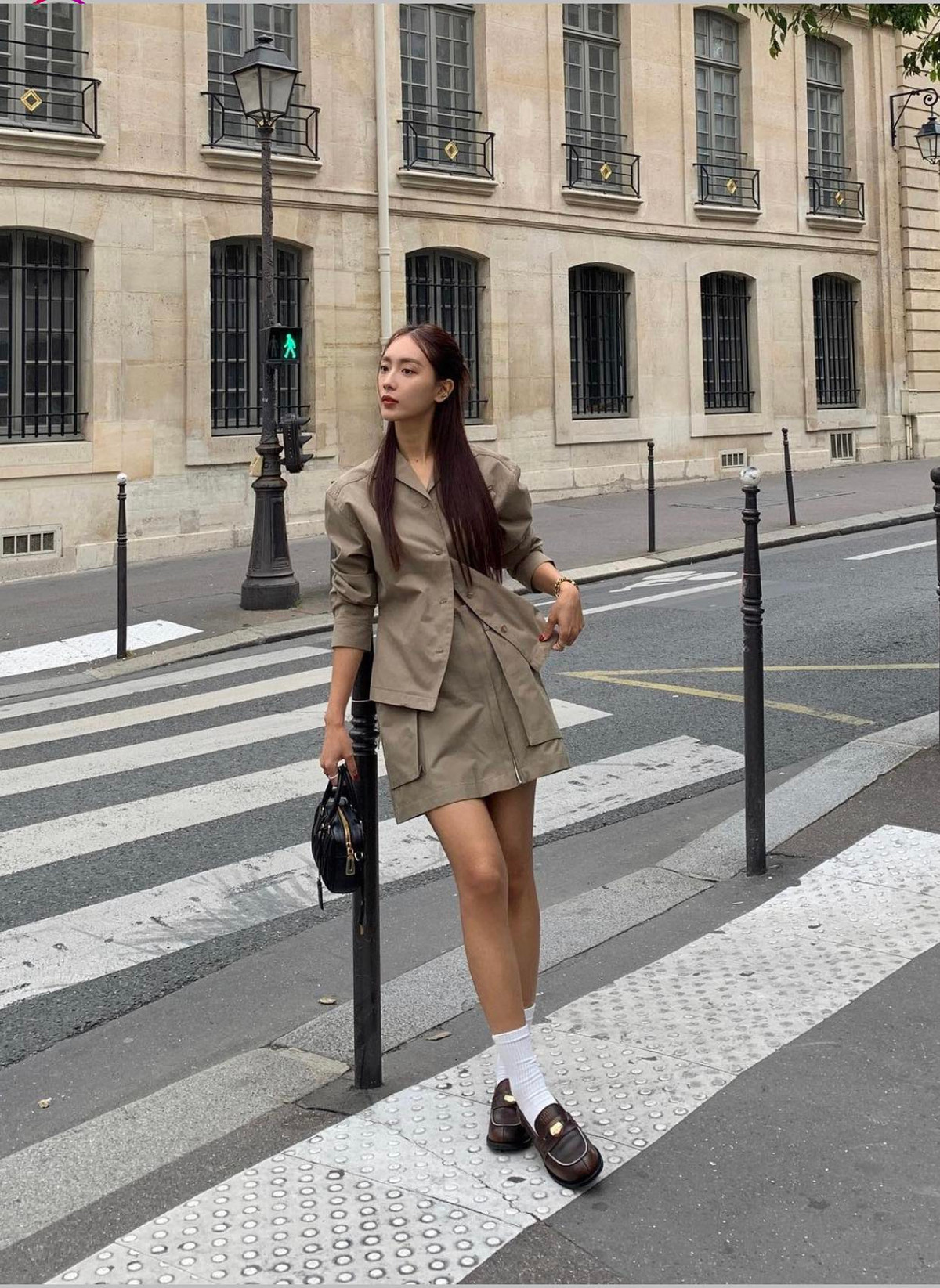 Nhờ hình thể đẹp như tạc tượng, đôi chân dài 1m1 Yeli nhanh chóng nổi danh, và mặc đồ gì cũng đẹp.