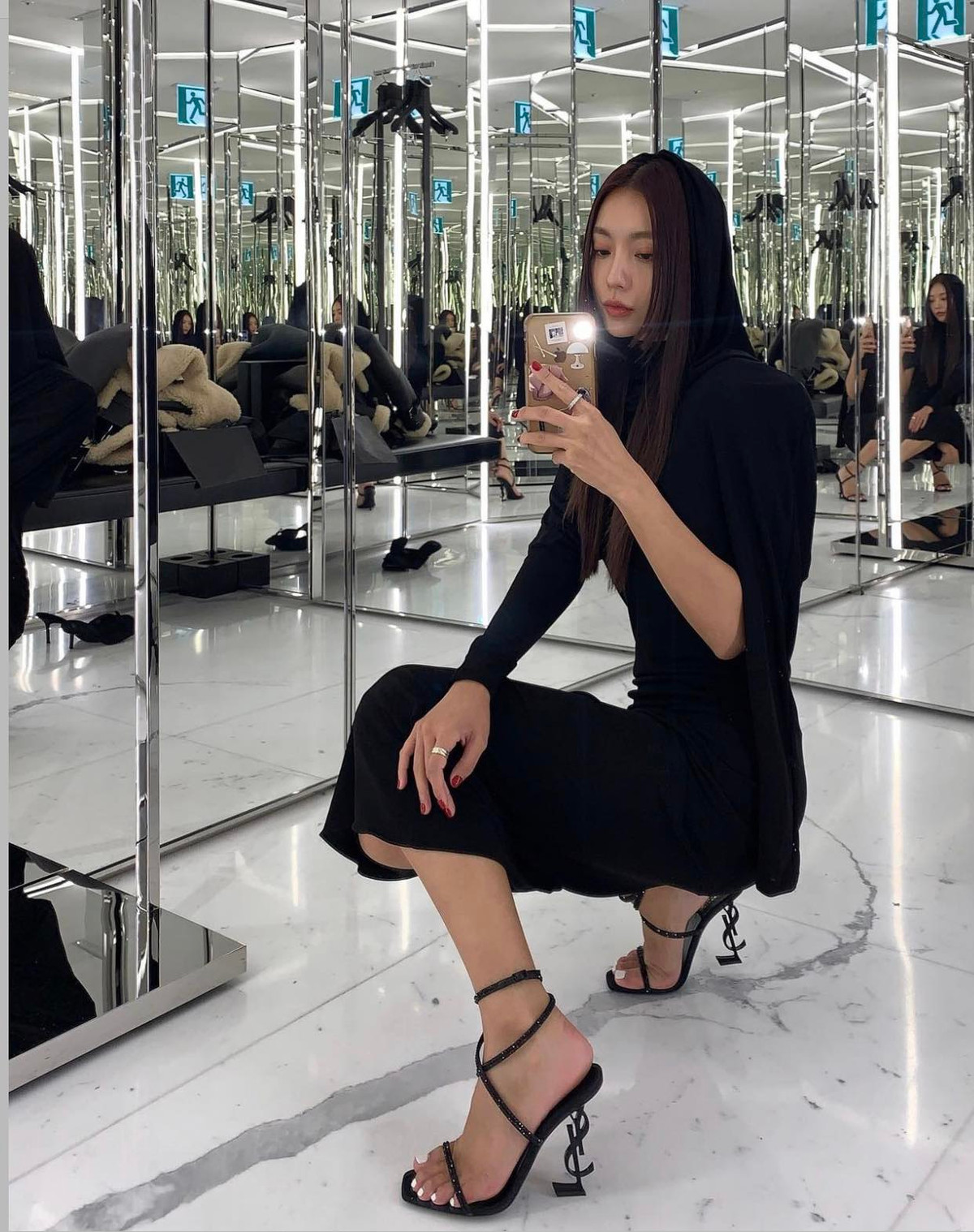 Không chạy theo xu hướng khoe thân quá đà như nhiều tín đồ thời trang khác, Yeli luôn hướng những người hâm mộ của cô đến phong cách tinh giản và đẳng cấp.