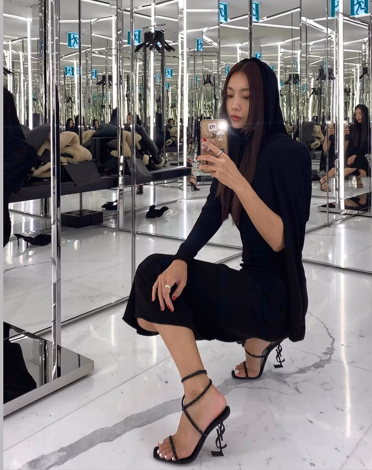 Không chạy theo xu hướng khoe thân quá đà như nhiều tín đồ thời trang khác, Yeli luôn hướng những người hâm mộ của cô đến phong cách tinh giản và đẳng cấp.