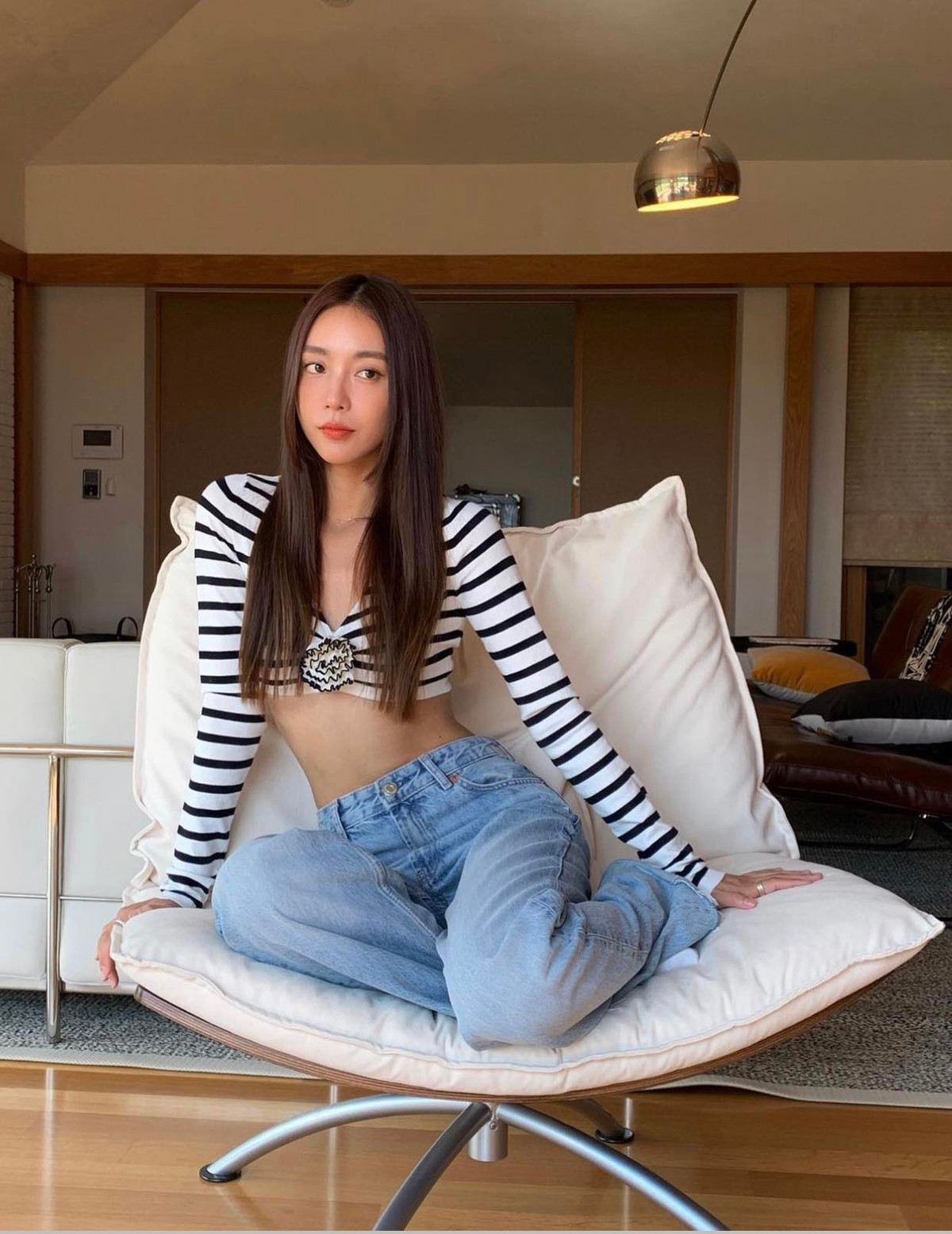 Hot girl Hàn Quốc này trở thành hiện tượng trong làng mốt nhờ những bộ đồ phối cực đơn giản.