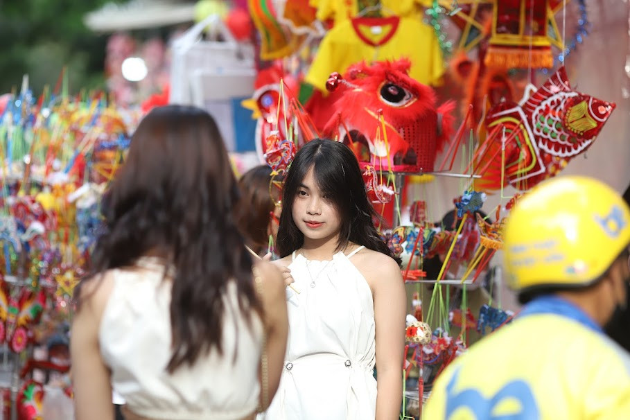 Nhiều cửa hàng trang trí đặc sắc tựa như một phim trường thu nhỏ về Trung thu trở thành địa điểm chụp ảnh, check in của các bạn trẻ mỗi mùa Trung thu về.