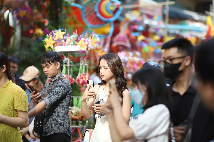 Nhiều hàng quán bày bán các loại đồ chơi đã góp phần tạo nên con phố lung linh sắc màu, thu hút nhiều gia đình và giới trẻ đến check in Trung thu.