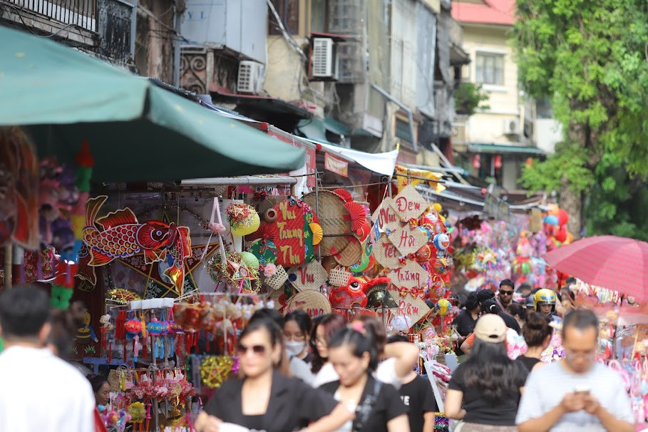 Cách đây một tháng, phố Hàng Mã đã sớm khoác một lớp áo mới, tràn đầu màu sắc và sinh động. Có thể thấy từ đầu phố đến cuối phố đều rực rỡ đèn lồng, đèn ông sao, đầu lân, trống...