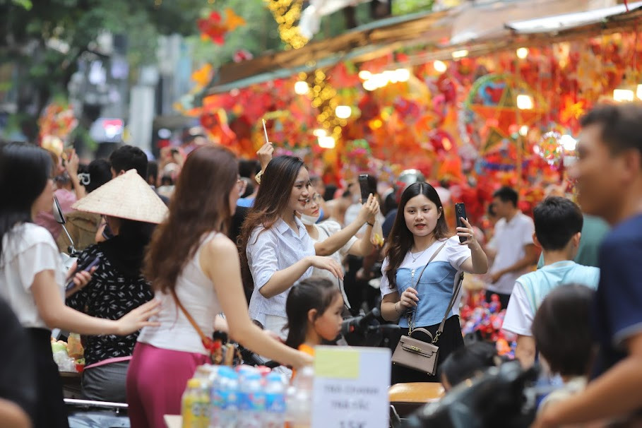 Phố Hàng Mã luôn mang đến một không khí Trung thu rộn ràng, vui tươi.