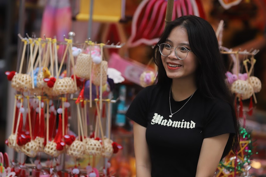 Hàng Mã có lẽ là một con phố đặc biệt nhất của Hà Nội bởi "mùa nào thức ấy".