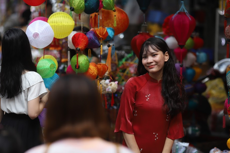 Nhiều cô gái diện trang phục xinh đẹp, chỉn chu đến check in tại con phố "huyền thoại" mỗi dịp Trung thu.