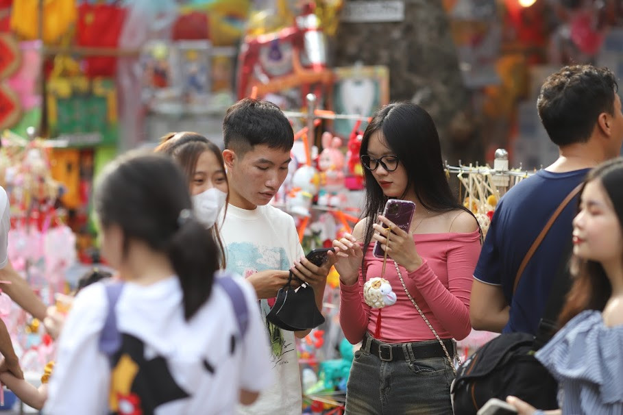 Không gian rực rỡ ánh đèn đậm chất truyền thống khiến cho những bức hình trở nên lung linh tuyệt đẹp.