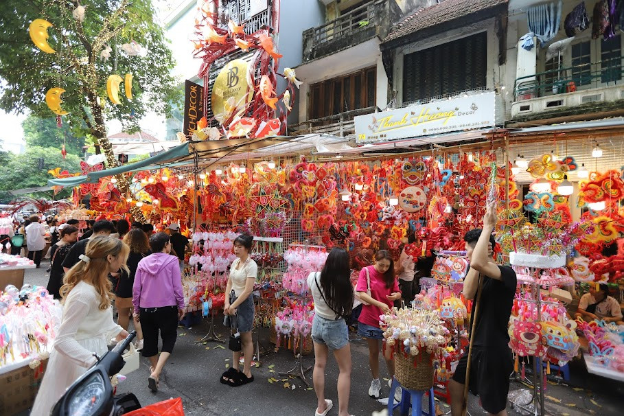 Đối với nhiều bạn trẻ Hà thành, con phố Hàng Mã chính là địa điểm check in lý tưởng, nhiều màu sắc vào mỗi dịp Trung thu đến.