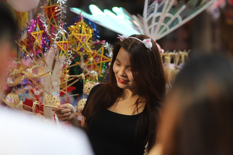 Khách du lịch nước ngoài cũng thích thú trước những gian hàng mang đậm nét truyền thống văn hoá dân tộc Việt Nam.